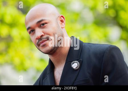 Marl, Germania. 26 aprile 2024. L'attore Malick Bauer cammina sul tappeto rosso alla cerimonia del 60° Grimme Award al Theater Marl. Crediti: Rolf Vennenbernd/dpa/Alamy Live News Foto Stock