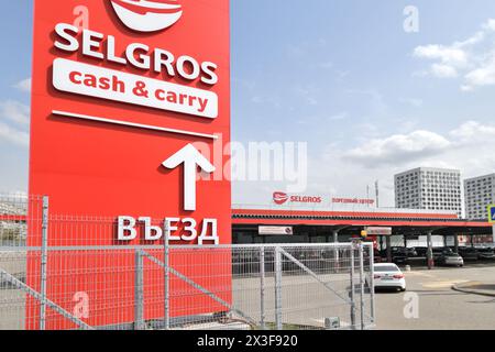 Mosca, Russia - aprile 26. 2024. Selgros Cash and Carry - rete di centri commerciali tedeschi. Zelenograd Foto Stock