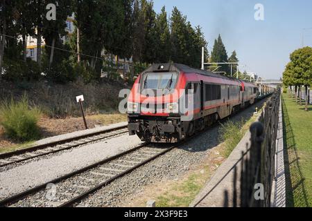 BALIKESIR, TURKIYE - 5 AGOSTO 2023: Treno delle Ferrovie dello Stato turche che passa per la città di Balikesir Foto Stock