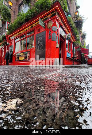 Dublino, Irlanda. 17 aprile 2024: Tour a piedi fuori dal famoso pub irlandese, il Temple Bar, nel centro della capitale irlandese Foto Stock