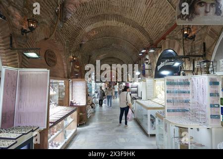 IZMIR, TURKIYE - 4 LUGLIO 2023: Persone che fanno shopping nel vecchio bazar di Kizlaragasi, dove è stato costruito nel 1744 e uno dei bazar tradizionali più popolari di Iz Foto Stock