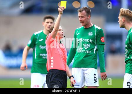 Copenaghen, Danimarca. 19 aprile 2024. L'arbitro Frida mia Klarlund ha visto durante il NordicBet Liga match tra B.93 e Naestved BK a Vanlose Idrætspark a Copenaghen. (Credito fotografico: Gonzales Photo - Christian Midtgaard). Foto Stock