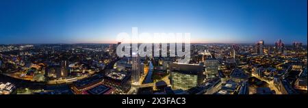 Un paesaggio urbano mozzafiato catturato durante l'ora d'oro, che mostra la vasta distesa della città e il passaggio dal giorno alla notte Foto Stock