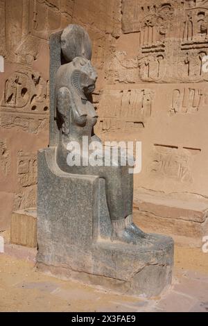 Una statua in basalto della dea guerriera Sekhmet al Tempio Mortuario di Ramses III a Medinet Habu sulla sponda occidentale di Luxor, in Egitto Foto Stock