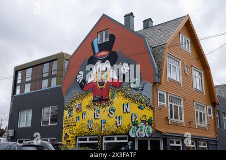 Scrooge McDuck murale su un lato di un edificio a Haugesund, Norvegia Foto Stock