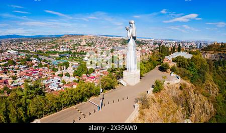 Tbilisi, Georgia - 04 settembre 2021: Kartlis Deda o Madre della Georgia monumento vista panoramica aerea nella città vecchia di Tbilisi. Tbilisi è la capitale AN Foto Stock