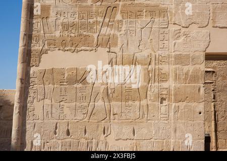 Rilievo raffigurante il dio Amon al Tempio Mortuario di Ramses III a Medinet Habu sulla sponda occidentale di Luxor, Egitto Foto Stock