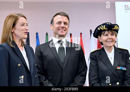 Strasburgo, Francia. 26 aprile 2024. (Da L a R) Presidente del Parlamento europeo Roberta Metsola, Presidente francese Emmanuel Macron e Prefetto della regione Bas-Rhin Josiane Chevalier, si pongono per una foto dopo aver firmato il 15° contratto triennale per il 2024-2026 alla Scuola europea di Strasburgo, Francia, il 26 aprile 2024. Questa visita a Strasburgo prevede la firma del quindicesimo contratto triennale per il 2024-2026 per mantenere il Parlamento europeo nella città della Francia orientale. Crediti: Abaca Press/Alamy Live News Foto Stock