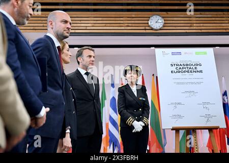 (L-R) il ministro delegato per gli affari europei della Francia Jean-Noel Barrot, il presidente del Parlamento europeo Roberta Metsola, il presidente francese Emmanuel Macron e il prefetto della regione Bas-Rhin Josiane Chevalier, si pongono per una foto dopo aver firmato il quindicesimo contratto triennale per il 2024-2026 presso la Scuola europea di Strasburgo, Francia il 26 aprile 2024. Questa visita a Strasburgo prevede la firma del quindicesimo contratto triennale per il 2024-2026 per mantenere il Parlamento europeo nella città della Francia orientale. Foto Stock