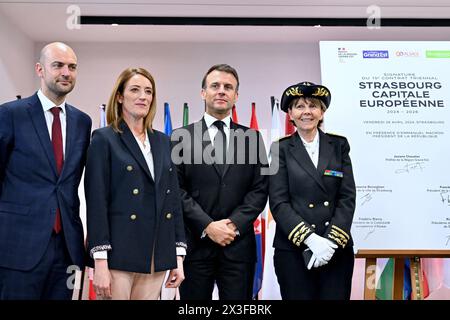 (L-R) il ministro delegato per gli affari europei della Francia Jean-Noel Barrot, il presidente del Parlamento europeo Roberta Metsola, il presidente francese Emmanuel Macron e il prefetto della regione Bas-Rhin Josiane Chevalier, si pongono per una foto dopo aver firmato il quindicesimo contratto triennale per il 2024-2026 presso la Scuola europea di Strasburgo, Francia il 26 aprile 2024. Questa visita a Strasburgo prevede la firma del quindicesimo contratto triennale per il 2024-2026 per mantenere il Parlamento europeo nella città della Francia orientale. Foto di Nicolas Roses/POOL/ABACAPRESS.COM Foto Stock