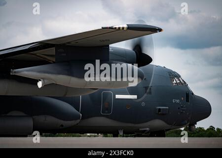 I piloti della U.S. Air Force parcheggiano un HC-130J Combat King II per un trasferimento di personale e carico ad Avon Park Air Force Range, Flag., 9 aprile 2024. Durante lo sforzo Foto Stock