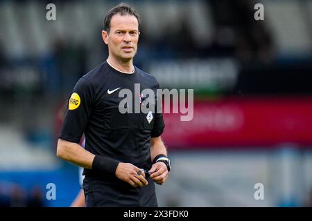 Doetinchem, Paesi Bassi. 26 aprile 2024. DOETINCHEM, PAESI BASSI - APRILE 26: L'arbitro Bas Nijhuis guarda durante l'incontro olandese Keuken Kampioen Divisie tra De Graafschap e MVV Maastricht allo Stadion De Vijverberg il 26 aprile 2024 a Doetinchem, Paesi Bassi. (Foto di Rene Nijhuis/Orange Pictures) credito: Orange Pics BV/Alamy Live News Foto Stock