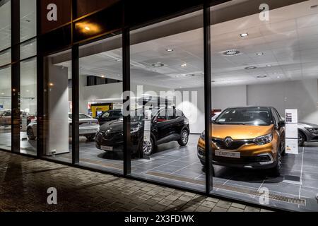 OSTRAVA, REPUBBLICA CECA - 16 GENNAIO 2018: Concessionaria Renault che vende SUV a Ostrava-Poruba durante la notte Foto Stock