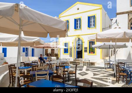 Nisyros, Grecia - 10 maggio 2023: Porta, la piazza centrale del villaggio di Nikia. Isola di Nisyros, Grecia Foto Stock