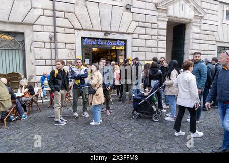 Roma, Italia. 26 aprile 2024. Torusits di fronte al Sant'Eustachio Cafè di Roma (foto di Matteo Nardone/Pacific Press) credito: Pacific Press Media Production Corp./Alamy Live News Foto Stock