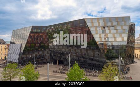 Friburgo - edificio moderno della Biblioteca Universitaria con cielo blu. Baden Wuerttemberg, Germania, Europa Foto Stock