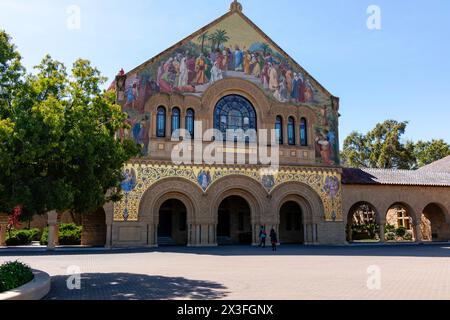 Fotografia della Jane Stanford Memorial Church nel campus della John Leland Junior Stanford University in una splendida giornata primaverile. Foto Stock
