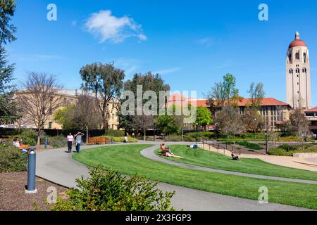 Foto di Meyer Green, Cecil Green Library e della Hoover Tower nel campus della John Leland Junior Stanford University in una splendida giornata primaverile. Foto Stock