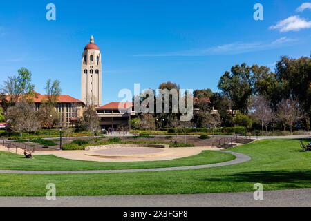 Foto di Meyer Green, Cecil Green Library e della Hoover Tower nel campus della John Leland Junior Stanford University in una splendida giornata primaverile. Foto Stock