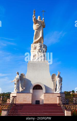 Statua di Cristo risorto o Rio De Kavkaz vicino al Tempio dei Santi Apostoli Pietro e Paolo nella città di Yessentuki, Russia Foto Stock