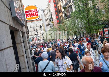 Madrid, Spagna. 24 marzo 2024. La gente passa accanto alla catena americana di fast food Burger King in Spagna. (Immagine di credito: © Xavi Lopez/SOPA Images via ZUMA Press Wire) SOLO PER USO EDITORIALE! Non per USO commerciale! Foto Stock
