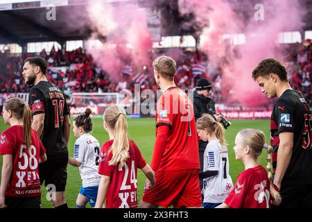 Herning, Danimarca. 14 aprile 2024. I giocatori del FC Midtjylland entrano in campo per la partita 3F Superliga tra FC Midtjylland e FC Copenhagen alla MCH Arena di Herning. (Credito fotografico: Gonzales Photo - Morten Kjaer). Foto Stock