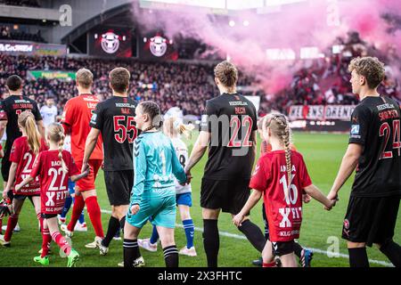 Herning, Danimarca. 14 aprile 2024. I giocatori del FC Midtjylland entrano in campo per la partita 3F Superliga tra FC Midtjylland e FC Copenhagen alla MCH Arena di Herning. (Credito fotografico: Gonzales Photo - Morten Kjaer). Foto Stock