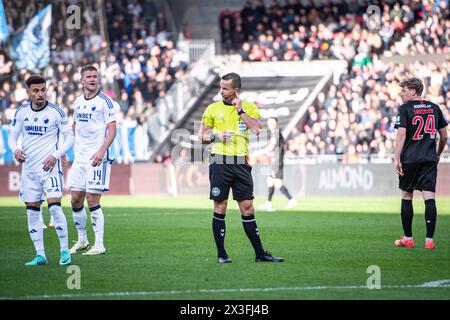 Herning, Danimarca. 14 aprile 2024. L'arbitro Morten Krogh ha visto durante il 3F Superliga match tra FC Midtjylland e FC Copenhagen all'MCH Arena di Herning. (Credito fotografico: Gonzales Photo - Morten Kjaer). Foto Stock