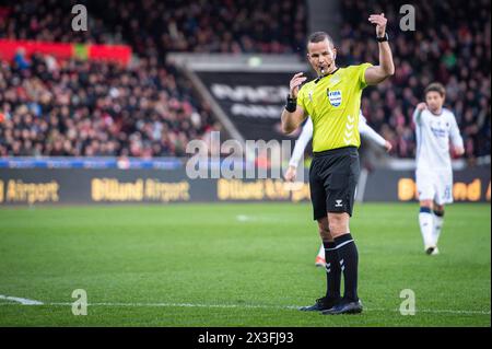 Herning, Danimarca. 14 aprile 2024. L'arbitro Morten Krogh ha visto durante il 3F Superliga match tra FC Midtjylland e FC Copenhagen all'MCH Arena di Herning. (Credito fotografico: Gonzales Photo - Morten Kjaer). Foto Stock