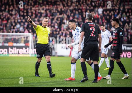 Herning, Danimarca. 14 aprile 2024. L'arbitro Morten Krogh ha visto durante il 3F Superliga match tra FC Midtjylland e FC Copenhagen all'MCH Arena di Herning. (Credito fotografico: Gonzales Photo - Morten Kjaer). Foto Stock