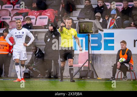 Herning, Danimarca. 14 aprile 2024. L'arbitro Morten Krogh ha visto durante il 3F Superliga match tra FC Midtjylland e FC Copenhagen all'MCH Arena di Herning. (Credito fotografico: Gonzales Photo - Morten Kjaer). Foto Stock