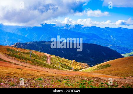 Vista panoramica delle montagne del Caucaso dal punto di vista di Rose Peak. Rosa Peak e Roza Khutor sono stazioni sciistiche nelle vicinanze di Krasnaya Polyana in SOCH Foto Stock