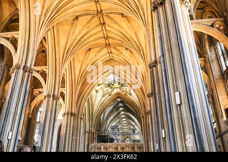 Bristol, Inghilterra - 29 marzo 2024: Dettagli architettonici dell'interno della cattedrale di Bristol Foto Stock