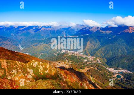 Vista panoramica delle montagne del Caucaso dal punto di vista di Rose Peak. Rosa Peak e Roza Khutor sono stazioni sciistiche nelle vicinanze di Krasnaya Polyana in SOCH Foto Stock