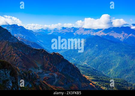 Vista panoramica delle montagne del Caucaso dal punto di vista di Rose Peak. Rosa Peak e Roza Khutor sono stazioni sciistiche nelle vicinanze di Krasnaya Polyana in SOCH Foto Stock