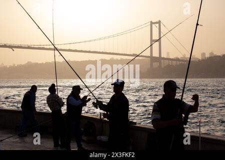 Istanbul, Turchia. 25 aprile 2024. I pescatori sotto il Ponte sul Bosforo, mentre Istanbul gode di scarsa visibilità a causa della polvere del deserto del Sahara proveniente dal nord Africa. (Credit Image: © Tolga Ildun/ZUMA Press Wire) SOLO PER USO EDITORIALE! Non per USO commerciale! Foto Stock