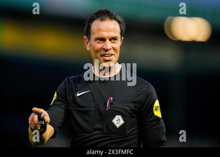 Doetinchem, Paesi Bassi. 26 aprile 2024. DOETINCHEM, PAESI BASSI - APRILE 26: Gesti dell'arbitro Bas Nijhuis durante la partita olandese Keuken Kampioen Divisie tra De Graafschap e MVV Maastricht allo Stadion De Vijverberg il 26 aprile 2024 a Doetinchem, Paesi Bassi. (Foto di Rene Nijhuis/Orange Pictures) credito: Orange Pics BV/Alamy Live News Foto Stock