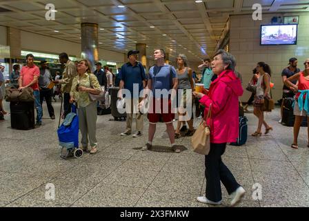 New York, New York, grande folla di persone che guardano gli schermi, viaggiano all'interno della Grand Central Station, viaggi in treno, ferrovia di Long Island Foto Stock