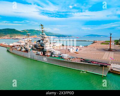 Novorossiysk, Russia - 02 ottobre 2020: Museo dell'incrociatore sovietico Mikhail Kutuzov vista panoramica aerea nel porto principale di Novorossiysk sul Mar Nero a Kra Foto Stock