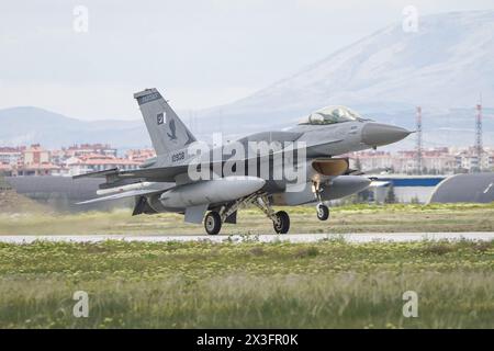 KONYA, TURKIYE - 9 MAGGIO 2023: Lockheed Martin F-16C Fighting Falcon (JE-8) dell'aeronautica militare pakistana atterra all'aeroporto di Konya durante l'Anatolian Eagle Air for Foto Stock