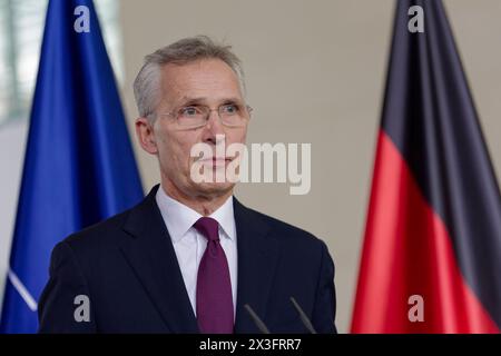 OLAF Scholz trifft Jens Stoltenberg 2024-04-26 Deutschland, Berlino - NATO-Generalsekretär Jens Stoltenberg bei seinem Pressestatement anlässlich eines Arbeitstreffens mit dem Bundeskanzler im Kanzleramt. *** Olaf Scholz incontra Jens Stoltenberg 2024 04 26 Germania, Berlino Segretario generale NATO Jens Stoltenberg durante la sua dichiarazione stampa in un incontro di lavoro con il Cancelliere federale presso la Cancelleria Foto Stock