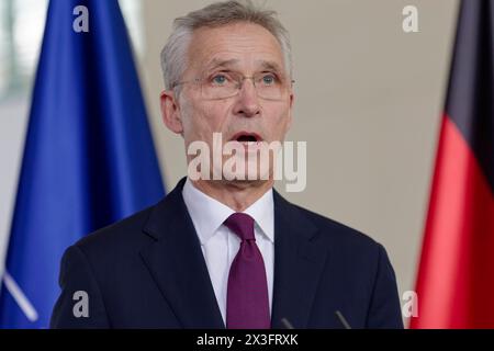 OLAF Scholz trifft Jens Stoltenberg 2024-04-26 Deutschland, Berlino - NATO-Generalsekretär Jens Stoltenberg bei seinem Pressestatement anlässlich eines Arbeitstreffens mit dem Bundeskanzler im Kanzleramt. *** Olaf Scholz incontra Jens Stoltenberg 2024 04 26 Germania, Berlino Segretario generale NATO Jens Stoltenberg durante la sua dichiarazione stampa in un incontro di lavoro con il Cancelliere federale presso la Cancelleria Foto Stock