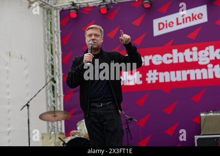Die Linke startet Europa-Wahlkampf 2024-04-26 Deutschland, Berlin - Europa-Wahlkampfauftakt der Partei die Linke vor der Berliner Parteizentrale. Im Bild Manfred Schirdewan, Spitzenkandidat für das Europa-Parlament. . *** Die Linke lancia la campagna elettorale europea 2024 04 26 Germania, Berlino campagna elettorale europea calcio d'inizio del partito Die Linke di fronte al quartier generale del partito a Berlino nella foto Foto Stock