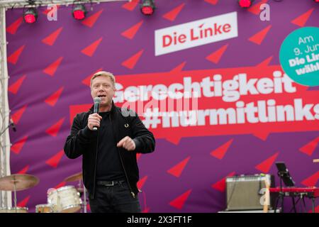 Die Linke startet Europa-Wahlkampf 2024-04-26 Deutschland, Berlin - Europa-Wahlkampfauftakt der Partei die Linke vor der Berliner Parteizentrale. Im Bild Manfred Schirdewan, Spitzenkandidat für das Europa-Parlament. . *** Die Linke lancia la campagna elettorale europea 2024 04 26 Germania, Berlino campagna elettorale europea calcio d'inizio del partito Die Linke di fronte al quartier generale del partito a Berlino nella foto Foto Stock