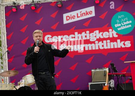 Die Linke startet Europa-Wahlkampf 2024-04-26 Deutschland, Berlin - Europa-Wahlkampfauftakt der Partei die Linke vor der Berliner Parteizentrale. Im Bild Manfred Schirdewan, Spitzenkandidat für das Europa-Parlament. . *** Die Linke lancia la campagna elettorale europea 2024 04 26 Germania, Berlino campagna elettorale europea calcio d'inizio del partito Die Linke di fronte al quartier generale del partito a Berlino nella foto Foto Stock