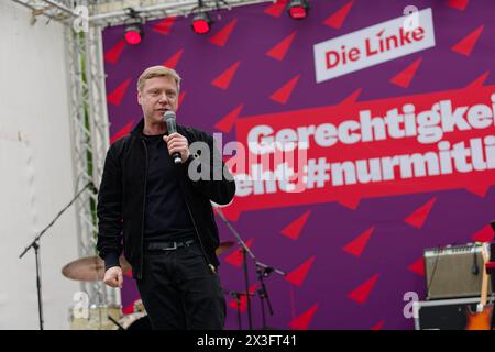 Die Linke startet Europa-Wahlkampf 2024-04-26 Deutschland, Berlin - Europa-Wahlkampfauftakt der Partei die Linke vor der Berliner Parteizentrale. Im Bild Manfred Schirdewan, Spitzenkandidat für das Europa-Parlament. . *** Die Linke lancia la campagna elettorale europea 2024 04 26 Germania, Berlino campagna elettorale europea calcio d'inizio del partito Die Linke di fronte al quartier generale del partito a Berlino nella foto Foto Stock