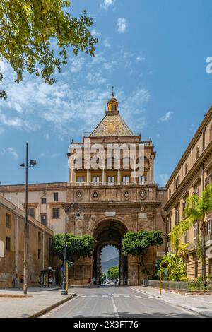 Porta nuova a Palermo, una porta medievale per il centro storico di Palermo in Sicilia, Italia Foto Stock