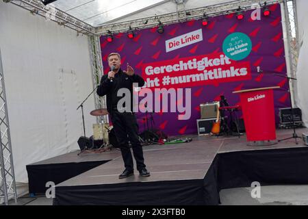 Die Linke startet Europa-Wahlkampf 2024-04-26 Deutschland, Berlin - Europa-Wahlkampfauftakt der Partei die Linke vor der Berliner Parteizentrale. Im Bild Manfred Schirdewan, Spitzenkandidat für das Europa-Parlament. . *** Die Linke lancia la campagna elettorale europea 2024 04 26 Germania, Berlino campagna elettorale europea calcio d'inizio del partito Die Linke di fronte al quartier generale del partito a Berlino nella foto Foto Stock