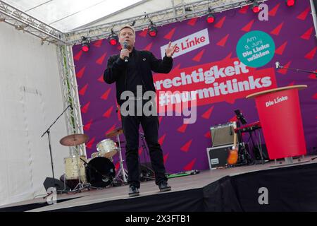 Die Linke startet Europa-Wahlkampf 2024-04-26 Deutschland, Berlin - Europa-Wahlkampfauftakt der Partei die Linke vor der Berliner Parteizentrale. Im Bild Manfred Schirdewan, Spitzenkandidat für das Europa-Parlament. . *** Die Linke lancia la campagna elettorale europea 2024 04 26 Germania, Berlino campagna elettorale europea calcio d'inizio del partito Die Linke di fronte al quartier generale del partito a Berlino nella foto Foto Stock