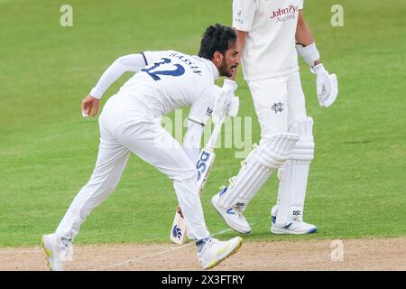 Nella foto è Hassan Ali del Warwickshire in azione di bowling svoltasi a Birmingham, Regno Unito il 26 aprile 2024, per scopi di vendita editoriali durante il primo giorno della vita Foto Stock